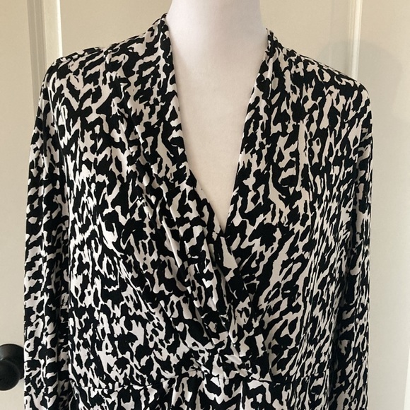Chico’s 3 XL blouse black and white v-neck 3/4 sleeves - Picture 3 of 12